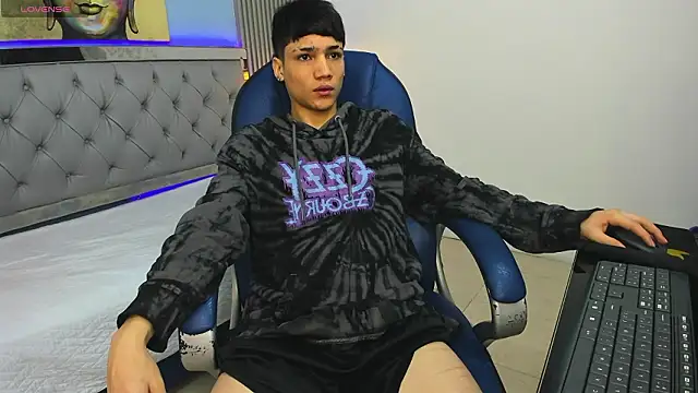 Snapshot of SamBlack_ chatting on February 10, 3:44 pm SamBlack online show from February 10, 3:44 pm