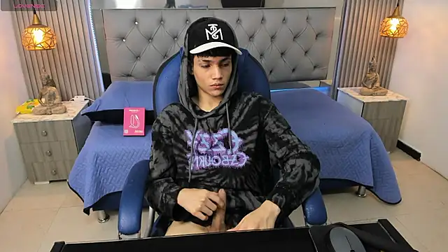 Snapshot of SamBlack_ chatting on February 21, 2:08 pm SamBlack online show from February 21, 2:08 pm