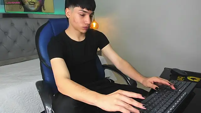 Snapshot of SamBlack_ chatting on June 23, 12:47 pm SamBlack online show from June 23, 12:47 pm