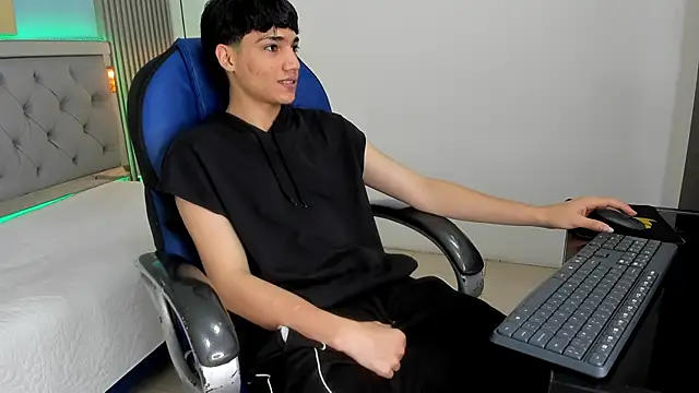 Snapshot of SamBlack_ chatting on June 6, 12:43 pm SamBlack online show from June 6, 12:43 pm