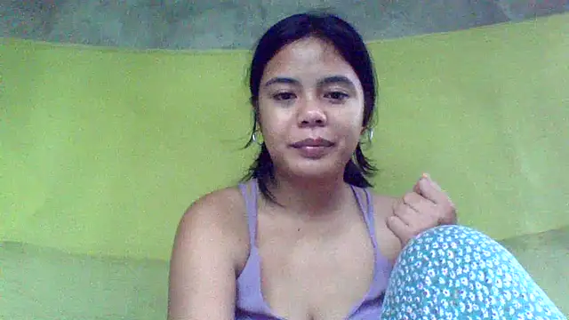 Snapshot of sweet_heaven00 chatting on October 18, 1:40 am sweet heaven00 online show from October 18, 1:40 am