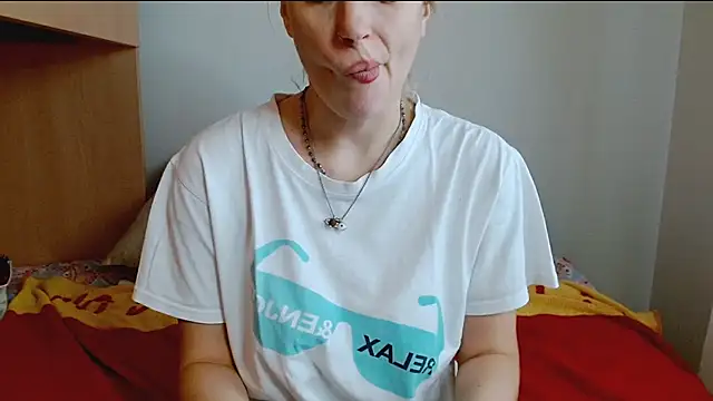 Snapshot of SatinQueen90 chatting on November 15, 10:41 am SatinQueen90 online show from November 15, 10:41 am