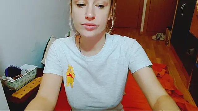 Snapshot of SatinQueen90 chatting on October 22, 6:35 am SatinQueen90 online show from October 22, 6:35 am