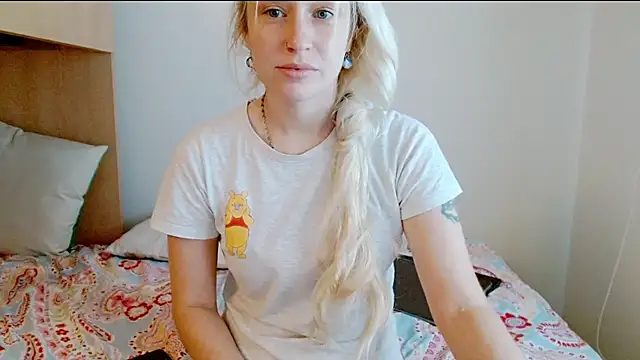 Snapshot of SatinQueen90 chatting on December 2, 9:11 am SatinQueen90 online show from December 2, 9:11 am