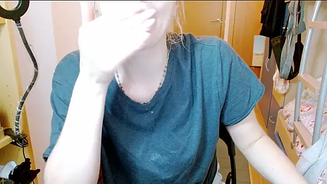 Snapshot of SatinQueen90 chatting on November 18, 5:44 am SatinQueen90 online show from November 18, 5:44 am