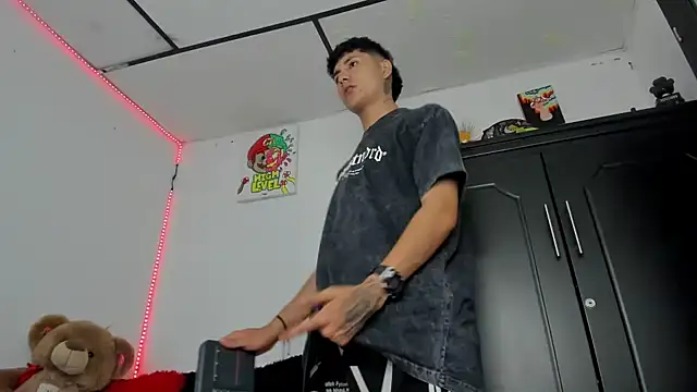 Mateo Escobar online show from November 2, 8:03 pm