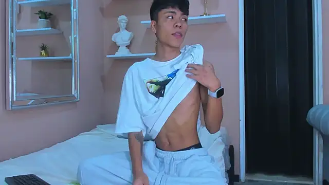 MaxiWildd online show from March 14, 1:06 pm