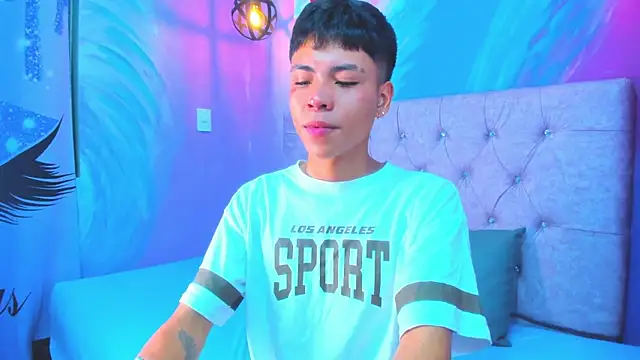 Snapshot of MaxiWildd chatting on May 7, 1:14 pm MaxiWildd online show from May 7, 1:14 pm
