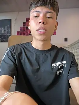 Snapshot of MaxiWildd chatting on May 28, 1:06 pm MaxiWildd online show from May 28, 1:06 pm