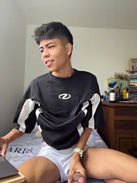 Snapshot of MaxiWildd chatting on June 9, 1:23 pm MaxiWildd online show from June 9, 1:23 pm