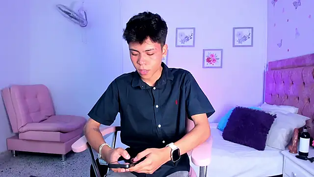 Snapshot of MaxiWildd chatting on June 4, 1:05 pm MaxiWildd online show from June 4, 1:05 pm