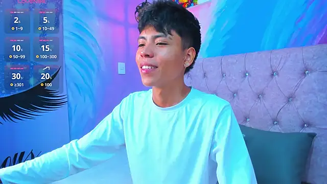 Snapshot of MaxiWildd chatting on April 29, 1:15 pm MaxiWildd online show from April 29, 1:15 pm