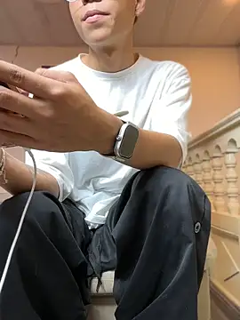 Snapshot of MaxiWildd chatting on May 13, 1:07 pm MaxiWildd online show from May 13, 1:07 pm