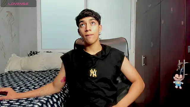 Snapshot of Noxx_starkK chatting on December 16, 5:06 pm Noxx starkK online show from December 16, 5:06 pm