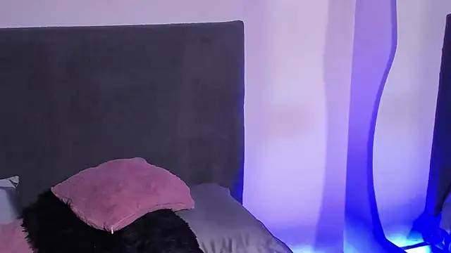 saramikaelson online show from March 6, 12:05 am