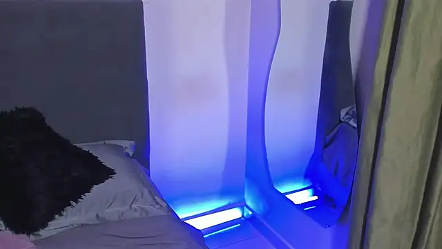 saramikaelson online show from April 10, 12:17 am