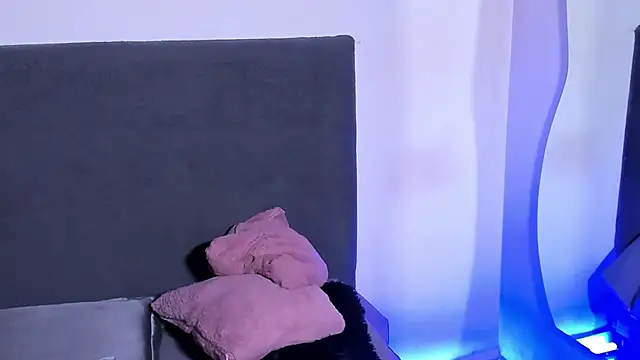 saramikaelson online show from April 15, 9:37 pm