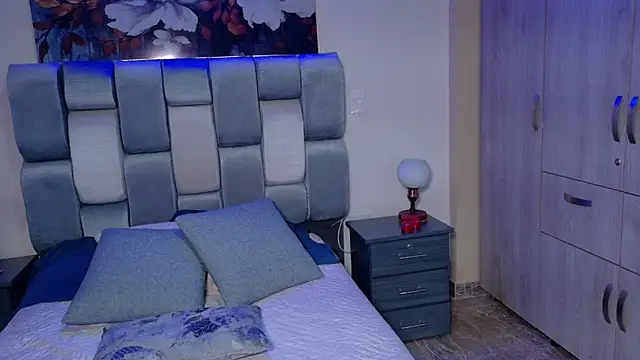 saramikaelson online show from September 10, 8:52 pm