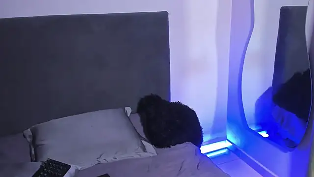 saramikaelson online show from March 31, 11:29 pm