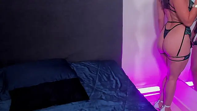 saramikaelson online show from December 19, 8:11 pm