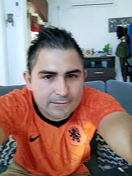 Snapshot of Bradd_32 chatting on February 16, 5:44 pm Bradd 32 online show from February 16, 5:44 pm