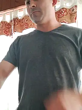 Snapshot of Bradd_32 chatting on February 8, 12:14 pm Bradd 32 online show from February 8, 12:14 pm