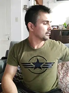 Snapshot of Bradd_32 chatting on December 20, 2:14 am Bradd 32 online show from December 20, 2:14 am