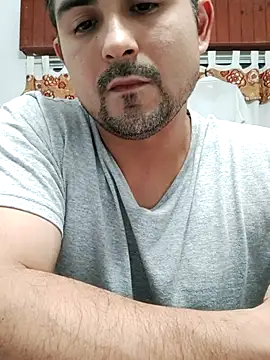 Snapshot of Bradd_32 chatting on November 17, 2:48 am Bradd 32 online show from November 17, 2:48 am