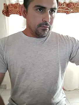 Snapshot of Bradd_32 chatting on January 8, 5:30 pm Bradd 32 online show from January 8, 5:30 pm