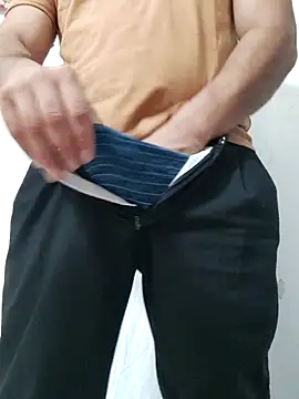 Snapshot of Bradd_32 chatting on February 15, 11:20 am Bradd 32 online show from February 15, 11:20 am