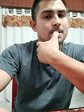 Snapshot of Bradd_32 chatting on February 7, 2:41 am Bradd 32 online show from February 7, 2:41 am