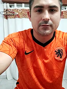 Snapshot of Bradd_32 chatting on February 16, 4:11 am Bradd 32 online show from February 16, 4:11 am