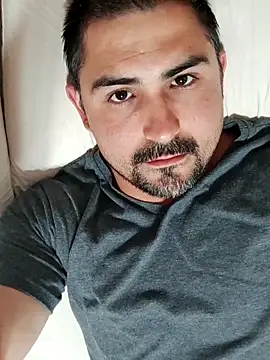 Snapshot of Bradd_32 chatting on November 10, 1:43 am Bradd 32 online show from November 10, 1:43 am