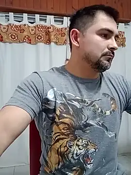 Snapshot of Bradd_32 chatting on June 10, 2:13 am Bradd 32 online show from June 10, 2:13 am
