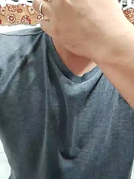 Snapshot of Bradd_32 chatting on October 27, 4:35 am Bradd 32 online show from October 27, 4:35 am