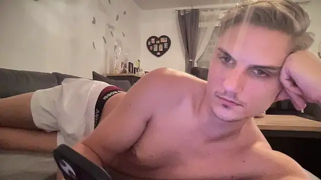Snapshot of Sweetbooy90 chatting on October 17, 9:38 pm Sweetbooy90 online show from October 17, 9:38 pm