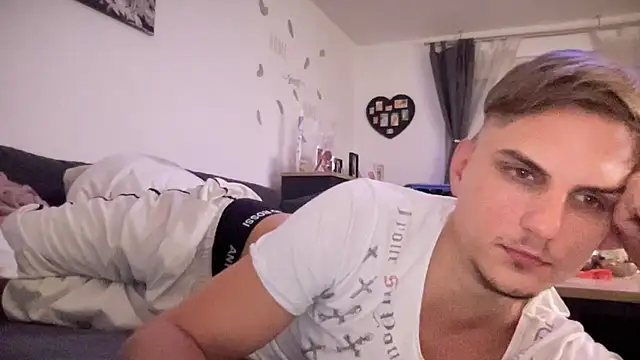 Snapshot of Sweetbooy90 chatting on October 3, 9:27 pm Sweetbooy90 online show from October 3, 9:27 pm