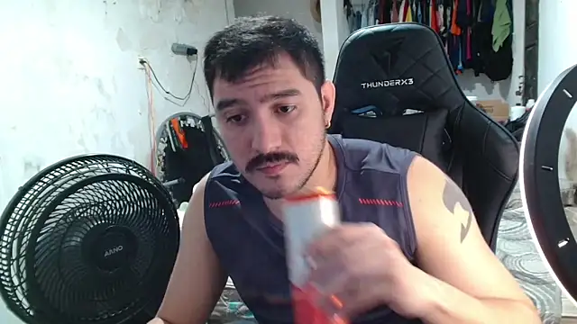 Snapshot of Leonino231 chatting on May 29, 10:16 pm Leonino231 online show from May 29, 10:16 pm