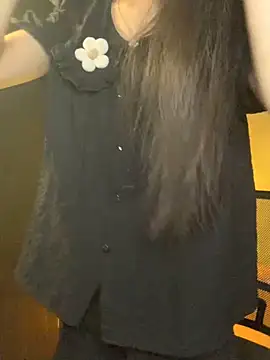 Nhinhi18 online show from April 5, 3:30 pm