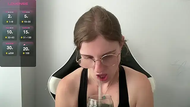 Snapshot of BustyKellyXXX chatting on September 23, 9:27 am BustyKellyXXX online show from September 23, 9:27 am