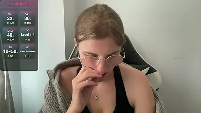 Snapshot of BustyKellyXXX chatting on October 6, 8:59 am BustyKellyXXX online show from October 6, 8:59 am