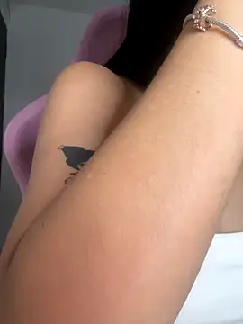 Snapshot of lucy_grey25 chatting on December 15, 7:52 pm lucy grey25 online show from December 15, 7:52 pm