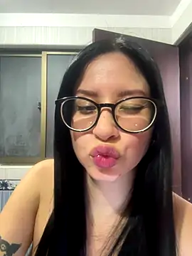 Snapshot of lucy_grey25 chatting on December 17, 1:10 am lucy grey25 online show from December 17, 1:10 am