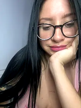 Snapshot of lucy_grey25 chatting on November 14, 9:18 pm lucy grey25 online show from November 14, 9:18 pm