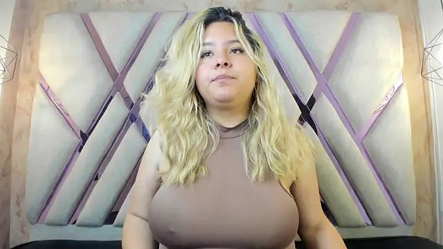 Snapshot of Zafiro_claire chatting on June 21, 3:40 pm Zafiro claire online show from June 21, 3:40 pm