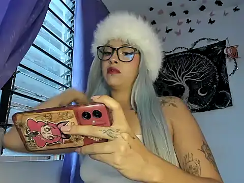 Snapshot of Sweet_mim_ chatting on June 15, 10:53 pm Sweet mim online show from June 15, 10:53 pm