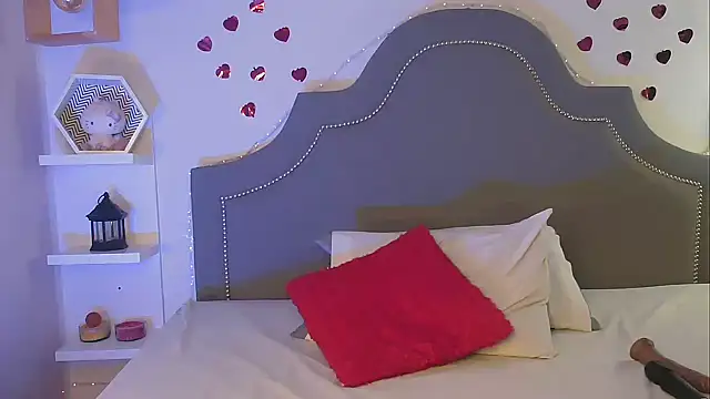 pocahontamoon online show from December 5, 5:44 pm