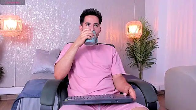 Snapshot of loghan_fox chatting on September 28, 3:46 am loghan fox online show from September 28, 3:46 am