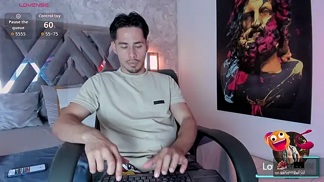 Snapshot of loghan_fox chatting on October 10, 3:29 am loghan fox online show from October 10, 3:29 am