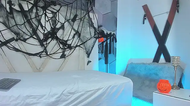 Snapshot of PeterBowel chatting on October 31, 1:57 am PeterBowel online show from October 31, 1:57 am